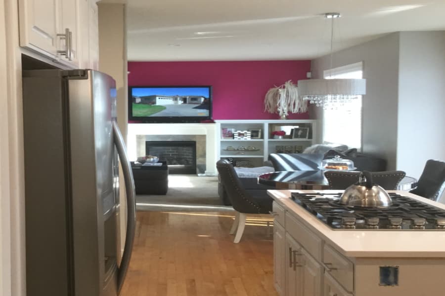 Living room with fuchsia accent wall